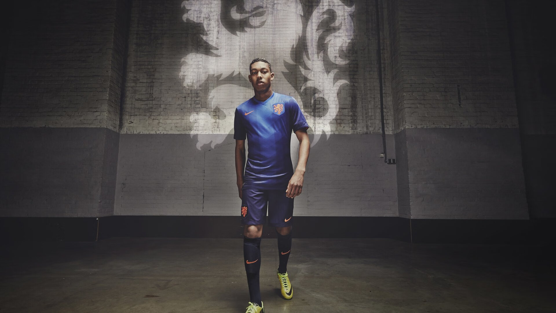 战术调整首场状态出色,TL观众沸腾!萨拉赫重返赛场赛场气氛高涨