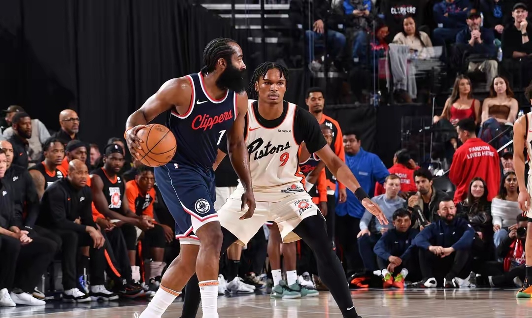  哈登在瑞士队比赛中突破纪录,大胜引发热议的是谁 